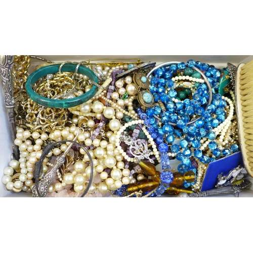 697 - A box of costume jewellery