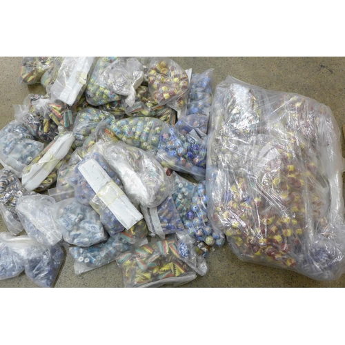 722 - 2,600 Vintage porcelain beads