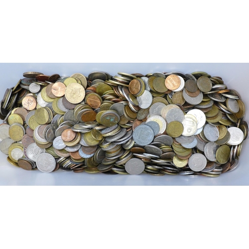 733 - A box of foreign coins, 6.2kg