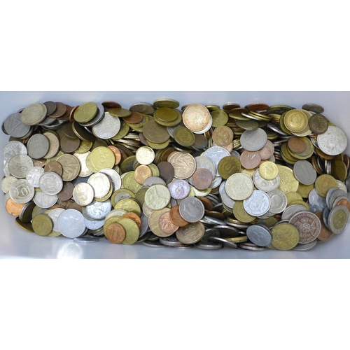 733 - A box of foreign coins, 6.2kg