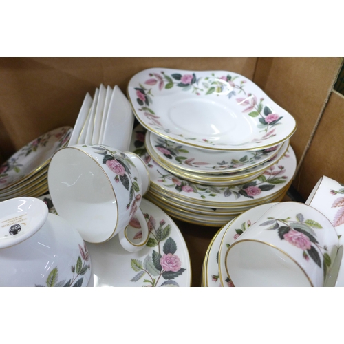 786 - Wedgwood Hathaway Rose tea and dinnerwares **PLEASE NOTE THIS LOT IS NOT ELIGIBLE FOR POSTING AND PA... 