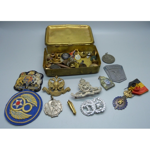 858 - A WWI Princess Mary Christmas tin with a collection of badges, buttons, etc.