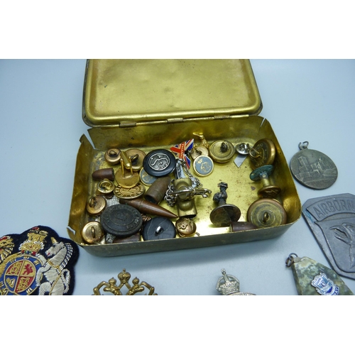 858 - A WWI Princess Mary Christmas tin with a collection of badges, buttons, etc.