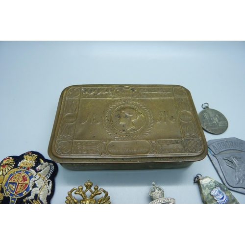 858 - A WWI Princess Mary Christmas tin with a collection of badges, buttons, etc.