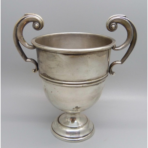 862 - A silver trophy, Birmingham 1925, 117g, height with handles 13.5cm