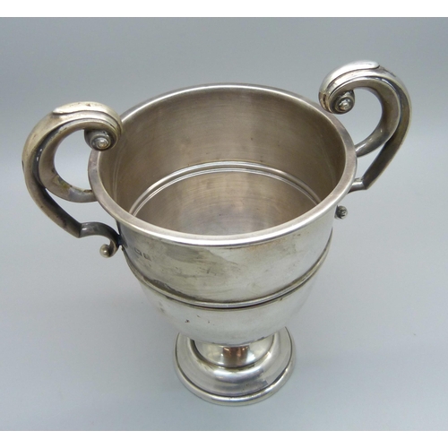 862 - A silver trophy, Birmingham 1925, 117g, height with handles 13.5cm