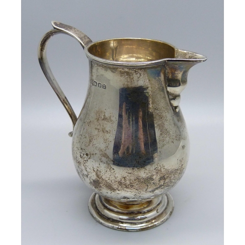 863 - A silver Georgian style 'sparrow beak' jug, London 1919, 89g