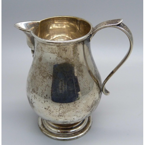 863 - A silver Georgian style 'sparrow beak' jug, London 1919, 89g