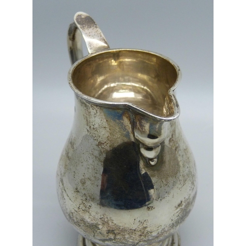 863 - A silver Georgian style 'sparrow beak' jug, London 1919, 89g