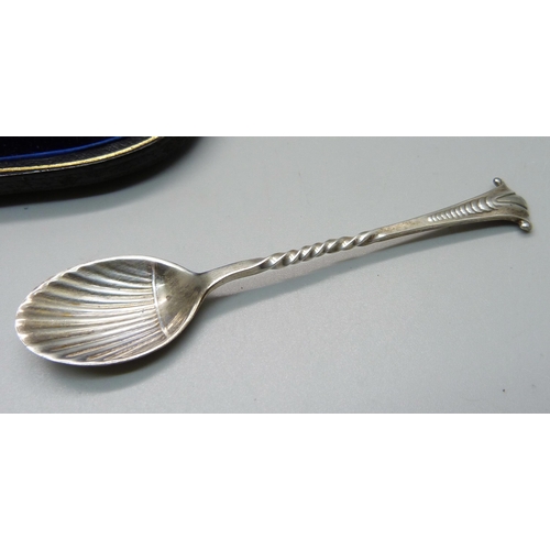 869 - A cased set of six silver teaspoons, London 1903, William Hutton & Sons Ltd., 68g