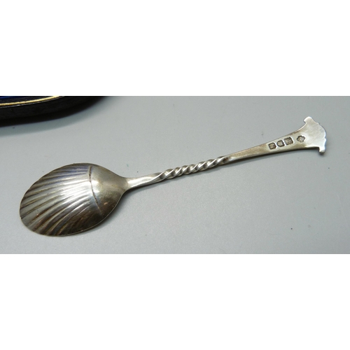 869 - A cased set of six silver teaspoons, London 1903, William Hutton & Sons Ltd., 68g