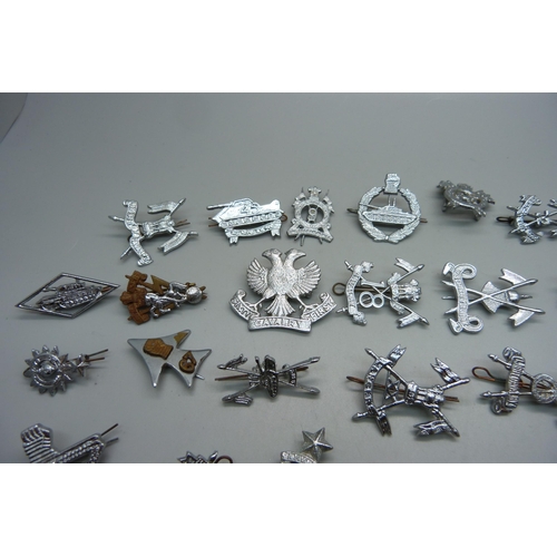 878 - Thirty-two Indian Army, Cavalry and Armoured Corps badges