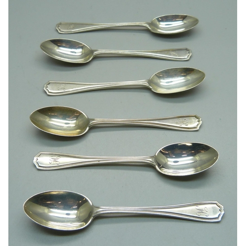 880 - A set of six silver spoons, London 1909, 66g