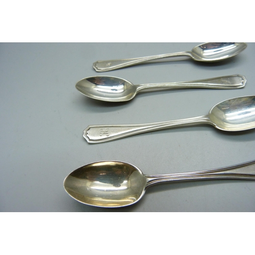 880 - A set of six silver spoons, London 1909, 66g