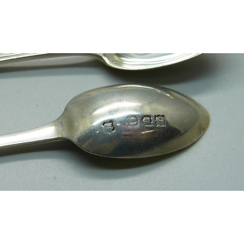 880 - A set of six silver spoons, London 1909, 66g