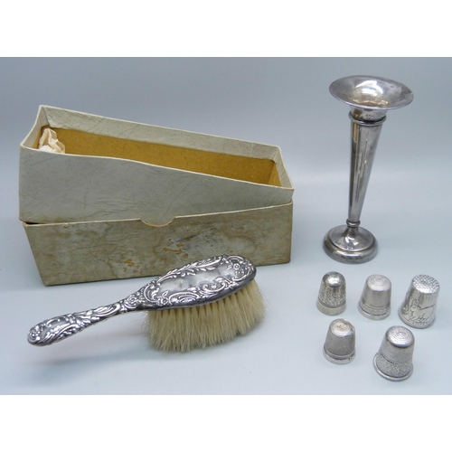 882 - A silver posy vase, five silver thimbles and a small silver backed brush