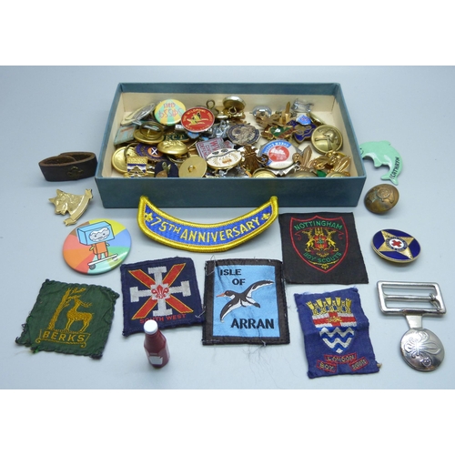 896 - A collection of badges, buttons, etc.