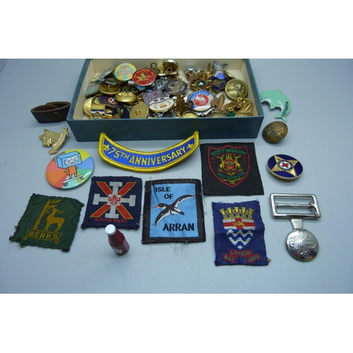 896 - A collection of badges, buttons, etc.