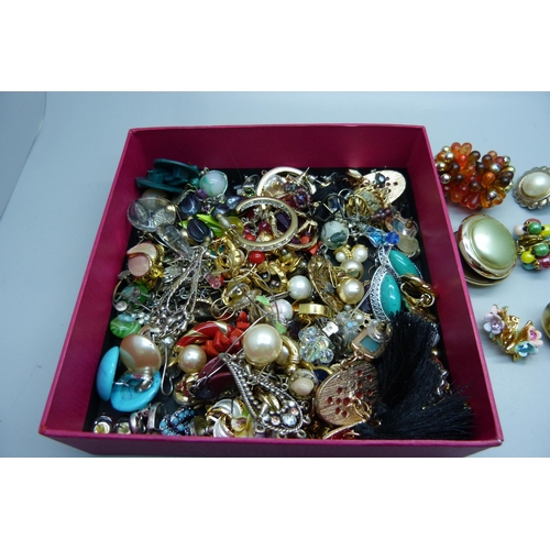 897 - A collection of costume earrings