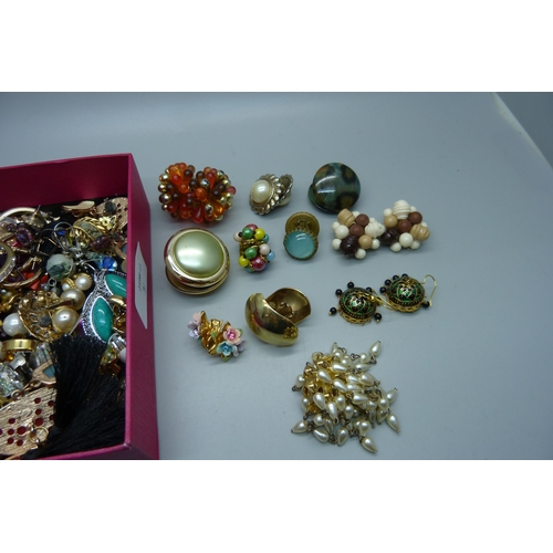 897 - A collection of costume earrings