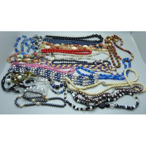 900 - Assorted bead necklets