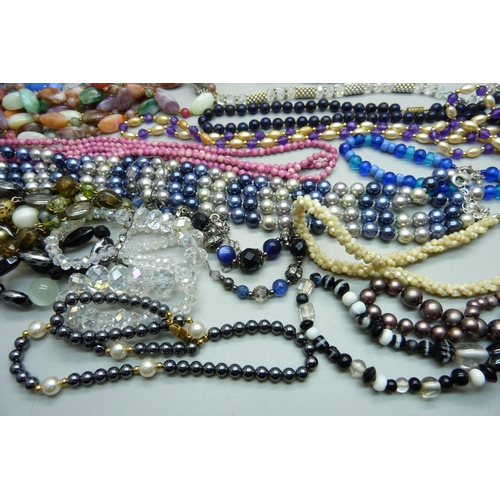 900 - Assorted bead necklets