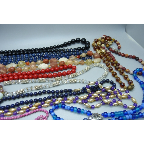 900 - Assorted bead necklets