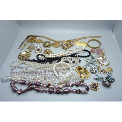 905 - A collection of costume jewellery