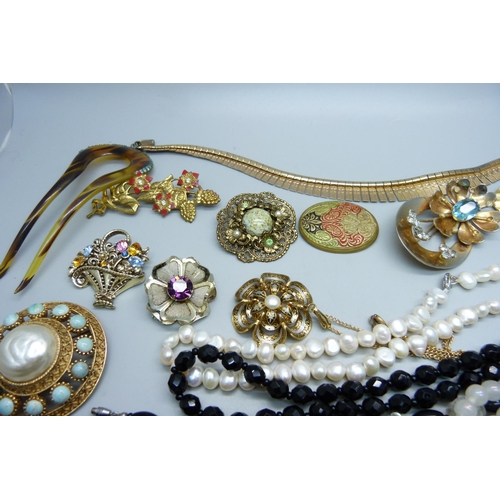 905 - A collection of costume jewellery