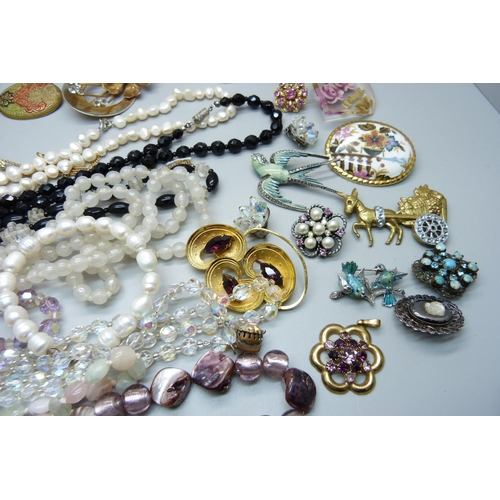 905 - A collection of costume jewellery