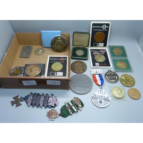 910 - A collection of medallions including 1969 Investiture, etc.