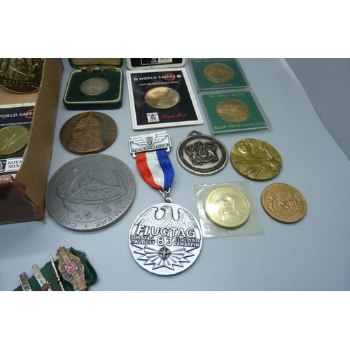 910 - A collection of medallions including 1969 Investiture, etc.