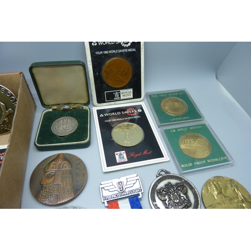 910 - A collection of medallions including 1969 Investiture, etc.