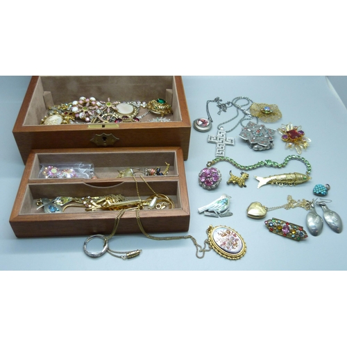 911 - Vintage and other jewellery including some silver, a gold back and front locket, brooches including ... 