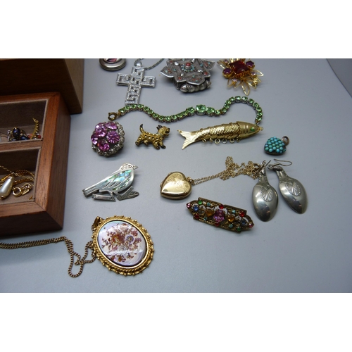 911 - Vintage and other jewellery including some silver, a gold back and front locket, brooches including ... 