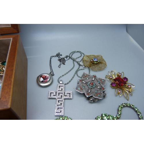 911 - Vintage and other jewellery including some silver, a gold back and front locket, brooches including ... 