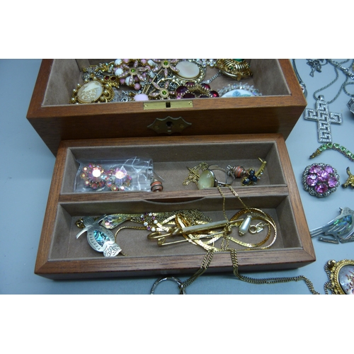 911 - Vintage and other jewellery including some silver, a gold back and front locket, brooches including ... 