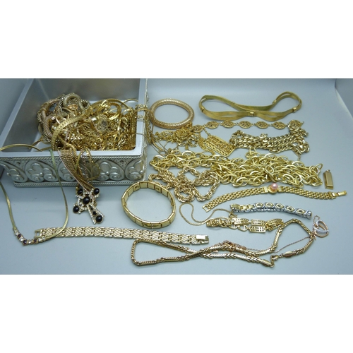 912 - Gold tone jewellery