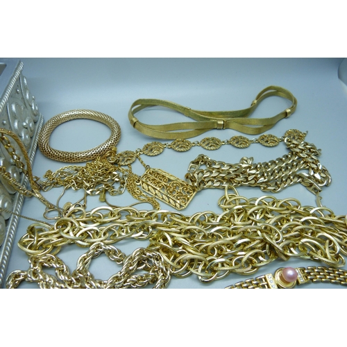 912 - Gold tone jewellery