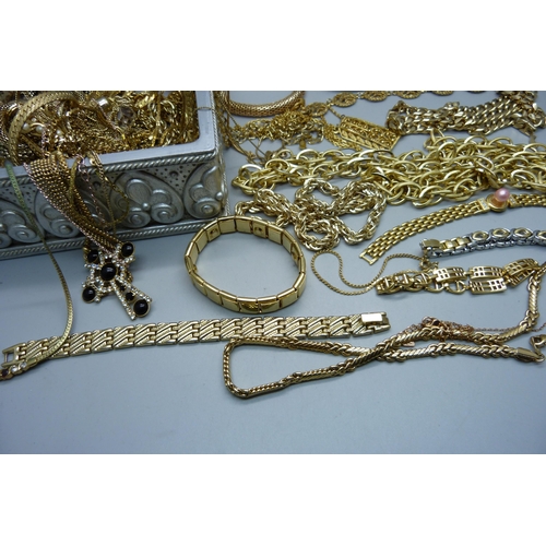 912 - Gold tone jewellery