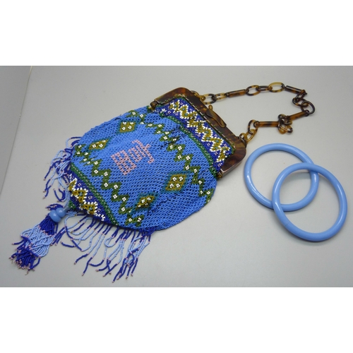 913 - A beadwork purse and two bangles