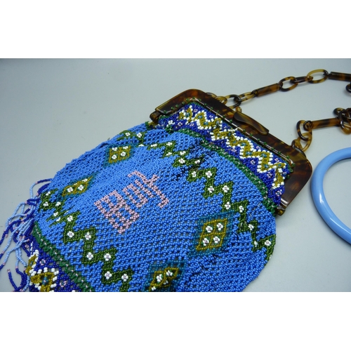 913 - A beadwork purse and two bangles