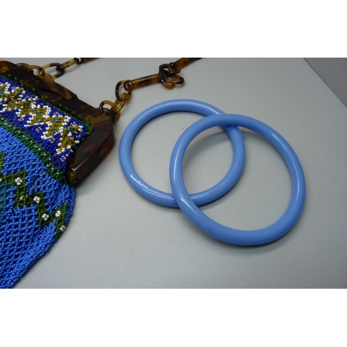 913 - A beadwork purse and two bangles