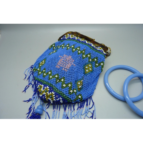 913 - A beadwork purse and two bangles