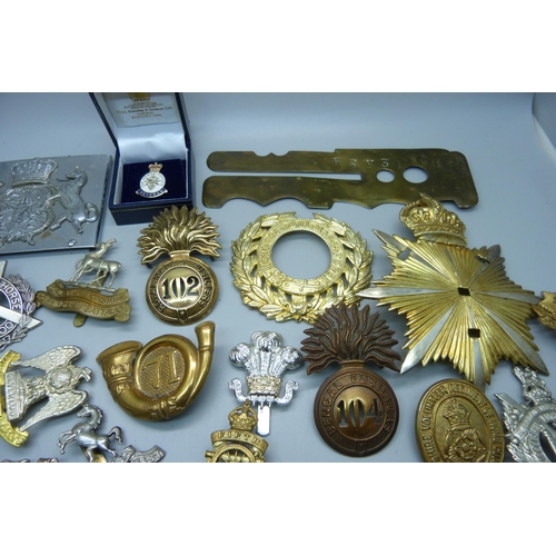 915 - A collection of British military cap badges, etc.