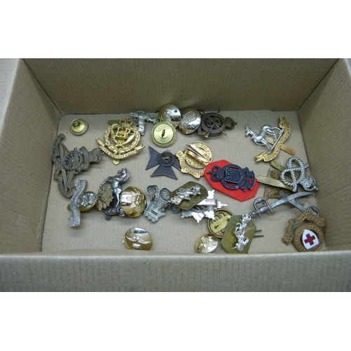 915 - A collection of British military cap badges, etc.