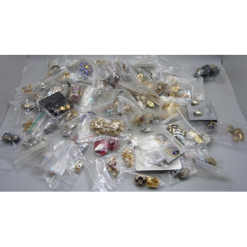 922 - One hundred pairs of clip-on earrings