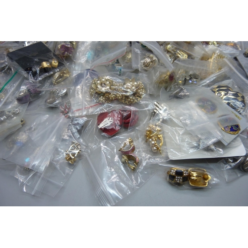 922 - One hundred pairs of clip-on earrings