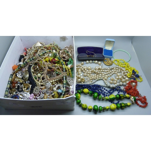 924 - A box of costume jewellery