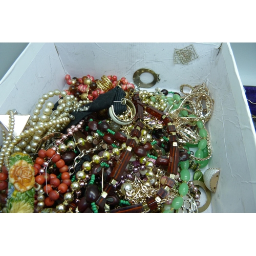 924 - A box of costume jewellery